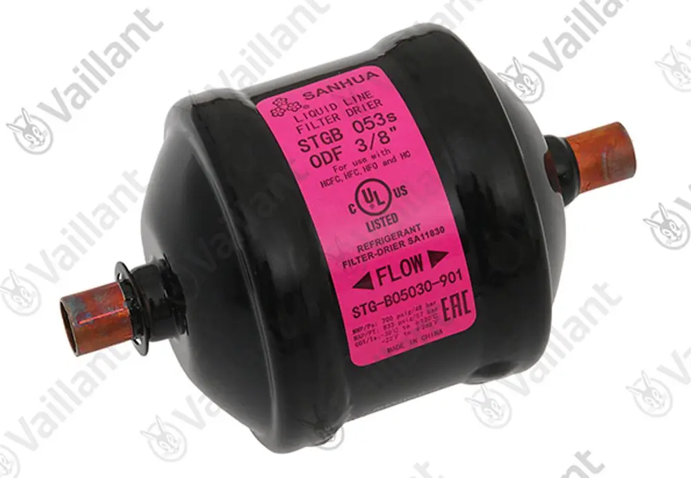 Schwarzer Vaillant Filter mit pinkem Etikett und zwei Anschlüssen. Geeignet für den Einsatz in Kühlsystemen, mit Angaben zu Durchflussrichtung und technischen Daten.